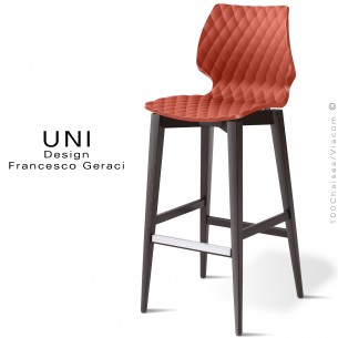 Tabouret de bar en bois UNI, piétement teinté noir, assise coque plastique couleur rouge corail.