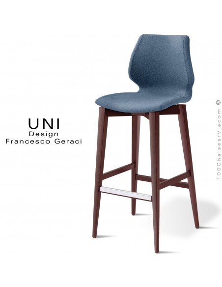 Tabouret de bar confort UNI, piétement bois teinté brun, assise et dossier garnis de mousse, habillage tissu couleur bleu foncé.