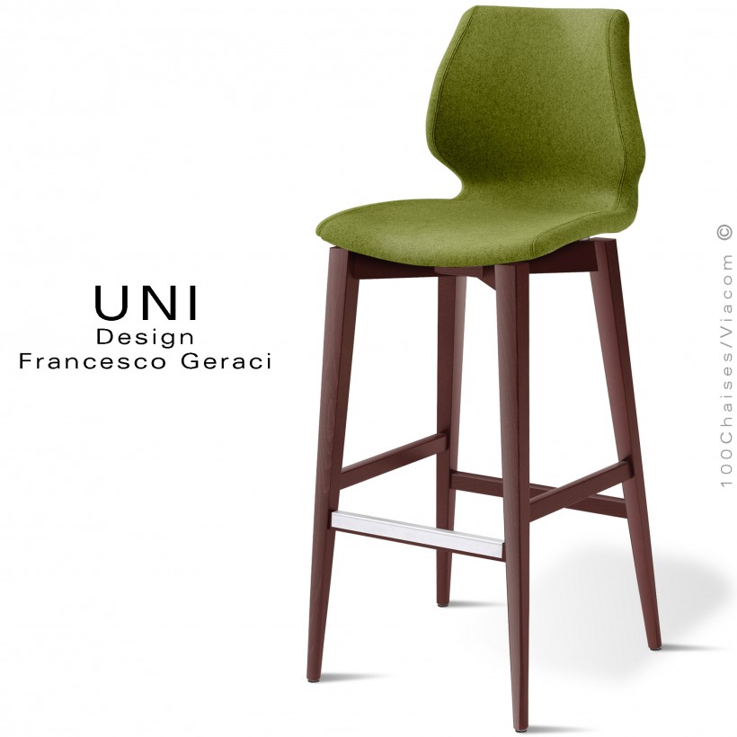 Tabouret de bar confort UNI, piétement bois teinté brun, assise et dossier garnis de mousse, habillage tissu couleur vert kaki.
