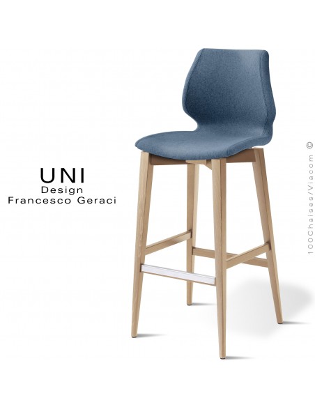 Tabouret de bar confort UNI, piétement bois teinté châtaignier, assise et dossier mousse, habillage tissu couleur bleu foncé.