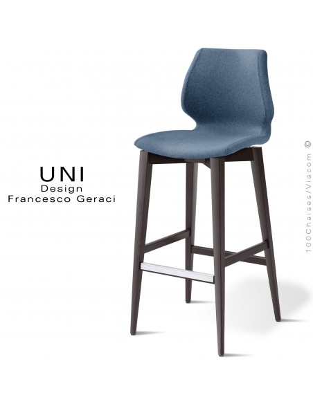 Tabouret de bar confort UNI, piétement bois teinté noir, assise et dossier garnis de mousse, habillage tissu couleur bleu foncé.