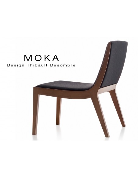 Fauteuils lounge design MOKA en bois finition acajou, assise capitonnée tissu noir.