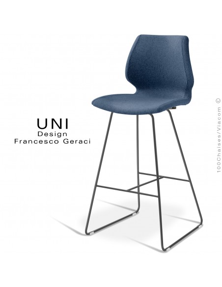 Tabouret UNI, piétement acier peint noir, assise plastique effet matelassé, habillage tissu Medley couleur bleu foncé.