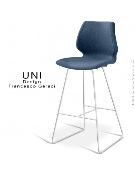 Tabouret UNI, piétement acier peint blanc, assise plastique effet matelassé, habillage tissu Medley couleur bleu foncé.