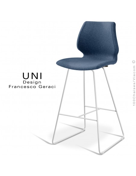 Tabouret UNI, piétement acier peint blanc, assise plastique effet matelassé, habillage tissu Medley couleur bleu foncé.