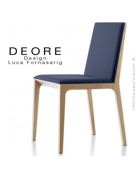 Chaise DEORE, structure bois vernis naturel, assise et dossier garnis de mousse habillage tissu king-L couleur bleu foncé.