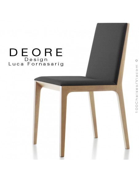 Chaise DEORE, structure bois vernis naturel, assise et dossier garnis de mousse habillage tissu king-L couleur noire.