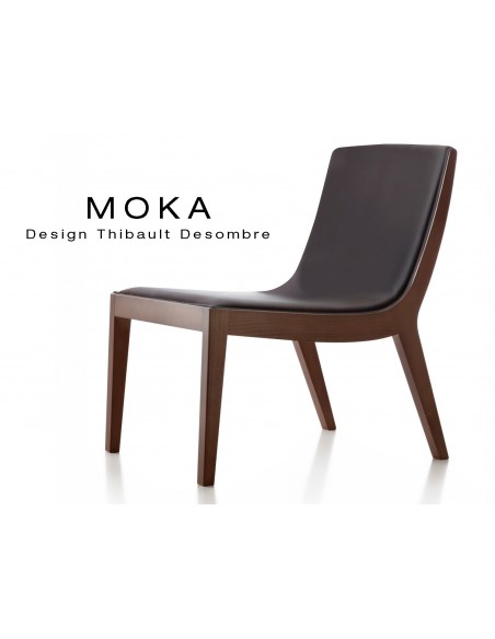 Fauteuil lounge design MOKA en bois finition acajou, assise capitonnée cuir couleur noire.