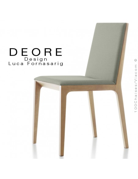 Chaise DEORE, structure bois vernis naturel, assise et dossier garnis de mousse habillage tissu king-L couleur vert pâle.