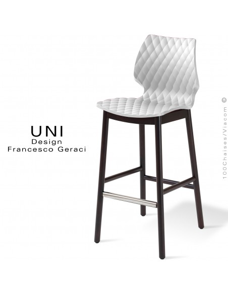 Tabouret de bar design UNI, piétement bois vernis wengé, assise coque plastique couleur blanche.