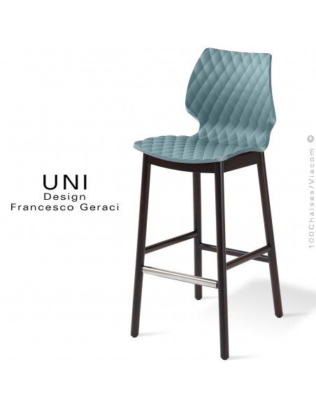 Tabouret de bar design UNI, piétement bois vernis wengé, assise coque plastique couleur bleu poudre.