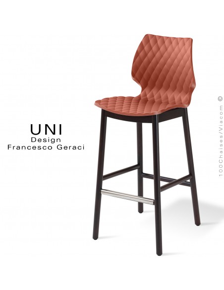 Tabouret de bar design UNI, piétement bois vernis wengé, assise coque plastique couleur rouge corail.