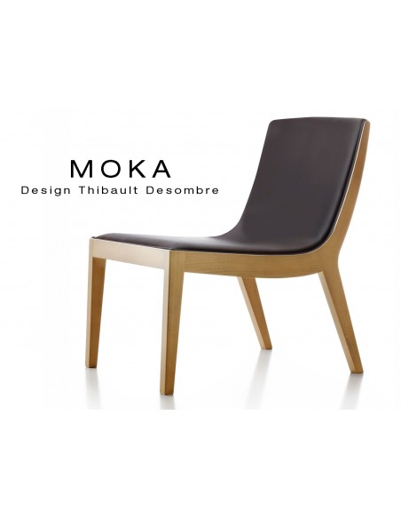 Fauteuil lounge design MOKA en bois finition hêtre naturel, assise capitonnée cuir couleur noire.