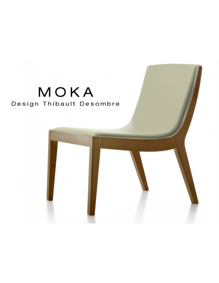 Fauteuil lounge design MOKA en bois finition noyer moyen, assise capitonnée cuir couleur blé.