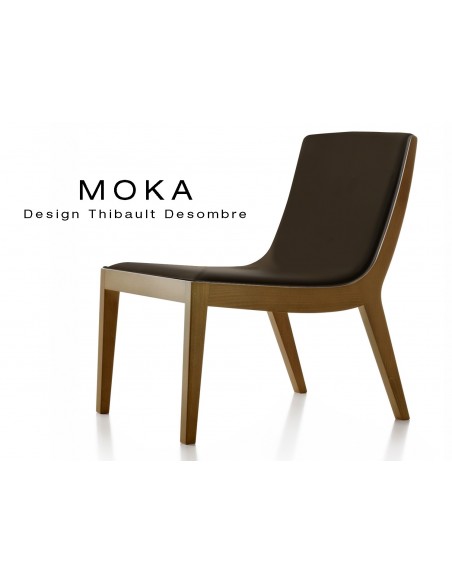 Fauteuil lounge design MOKA en bois finition noyer moyen, assise capitonnée cuir couleur chocolat.