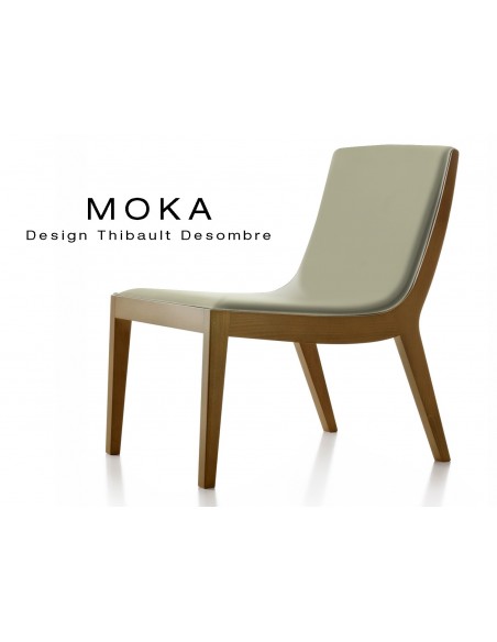 Fauteuil lounge design MOKA en bois finition noyer moyen, assise capitonnée cuir couleur écru.