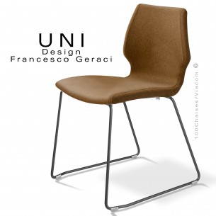Chaise séminaire, conférence UNI, piétement luge peint noir, assise et dossier garnis, habillage tissu Medley couleur moka.