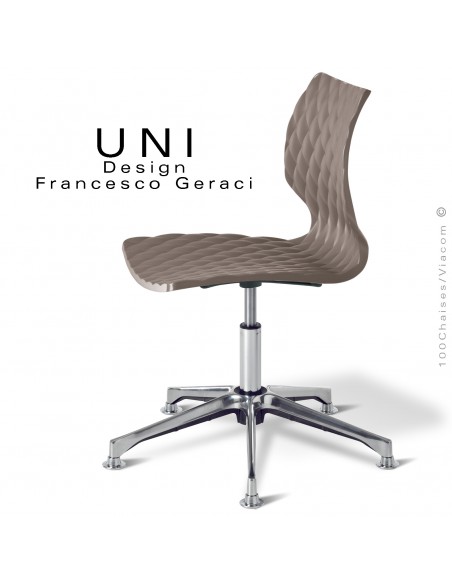 Chaise de bureau pivotante avec vérin d'élévation de l'assise plastique couleur argile sur piétement aluminium brillant.