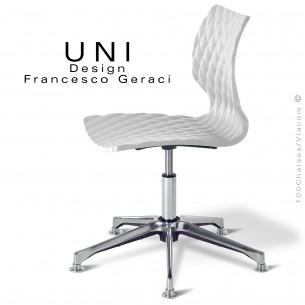 Chaise de bureau pivotante avec vérin d'élévation de l'assise plastique couleur blanche sur piétement aluminium brillant.