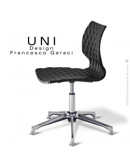 Chaise de bureau pivotante avec vérin d'élévation de l'assise plastique couleur noir sur piétement aluminium brillant.