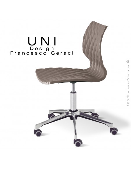 Chaise de bureau sur roulettes UNI, assise coque couleur plastique argile, piétement aluminium brillant.