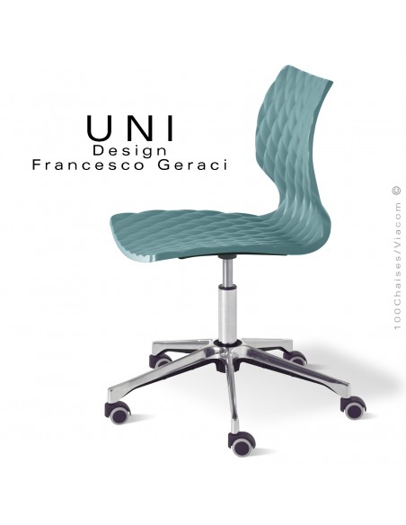 Chaise de bureau sur roulettes UNI, assise coque couleur plastique bleu poudre, piétement aluminium brillant.