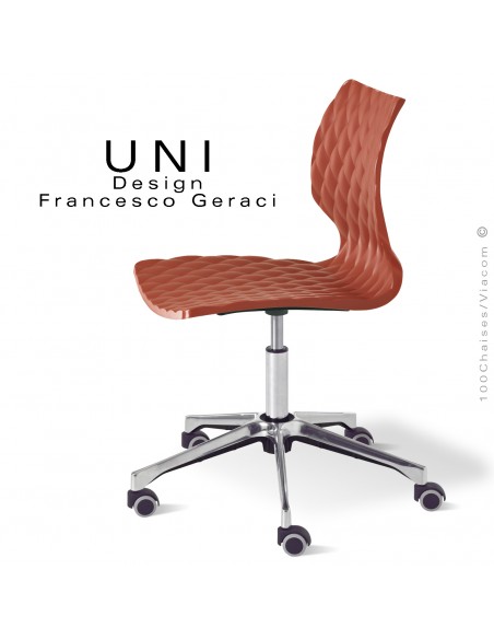 Chaise de bureau sur roulettes UNI, assise coque couleur plastique rouge corail, piétement aluminium brillant.