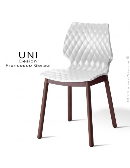 Chaise UNI, piétement bois teinté brun, assise coque effet matelassé couleur blanche.