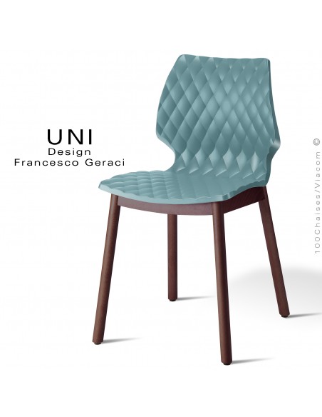 Chaise UNI, piétement bois teinté brun, assise coque effet matelassé couleur bleu poudre.