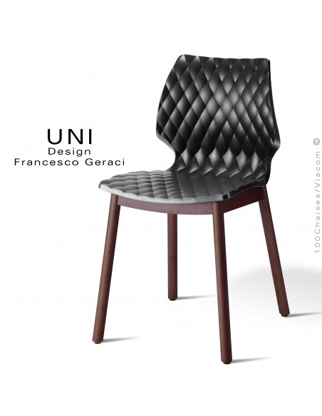 Chaise UNI, piétement bois teinté brun, assise coque effet matelassé couleur noire.