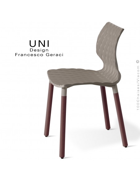 Chaise UNI, piétement bois de hêtre rond, vernis brun. Assise coque plastique effet matelassé couleur argile.