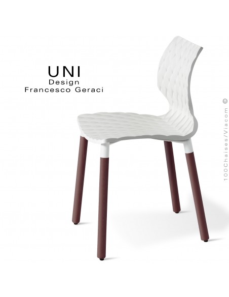 Chaise UNI, piétement bois de hêtre rond, vernis brun. Assise coque plastique effet matelassé couleur blanche.