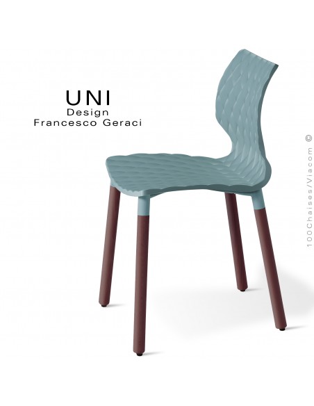 Chaise UNI, piétement bois de hêtre rond, vernis brun. Assise coque plastique effet matelassé couleur bleu poudre.