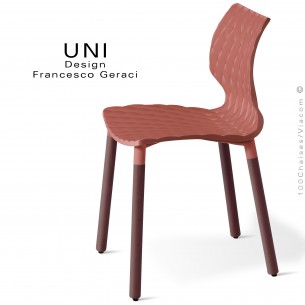 Chaise UNI, piétement bois de hêtre rond, vernis brun. Assise coque plastique effet matelassé couleur rouge corail.