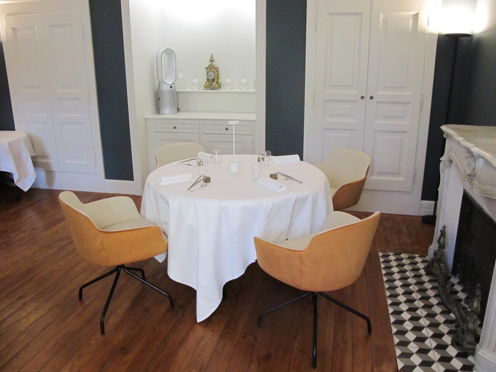 Les tables et les chaises du restaurant