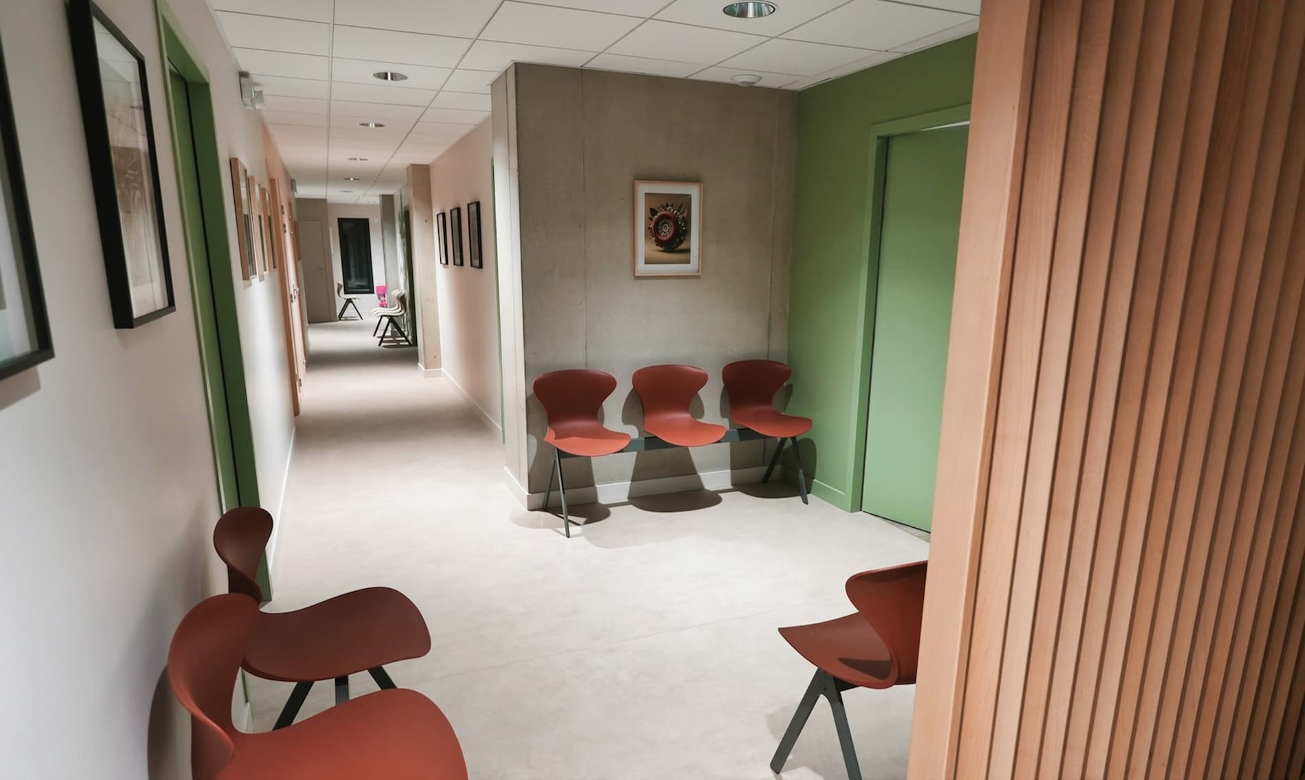 Bancs de salle d'attente à la Maison de santé d'Étables