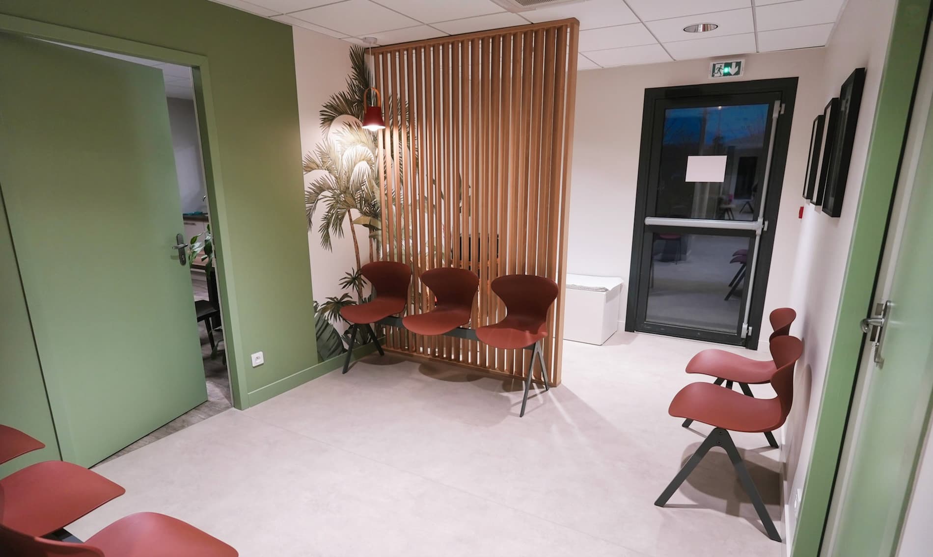 Bancs de salle d'attente à la Maison de santé d'Étables