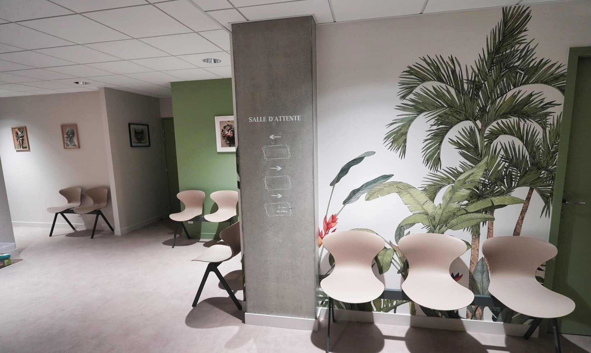 Bancs de salle d'attente à la Maison de santé d'Étables