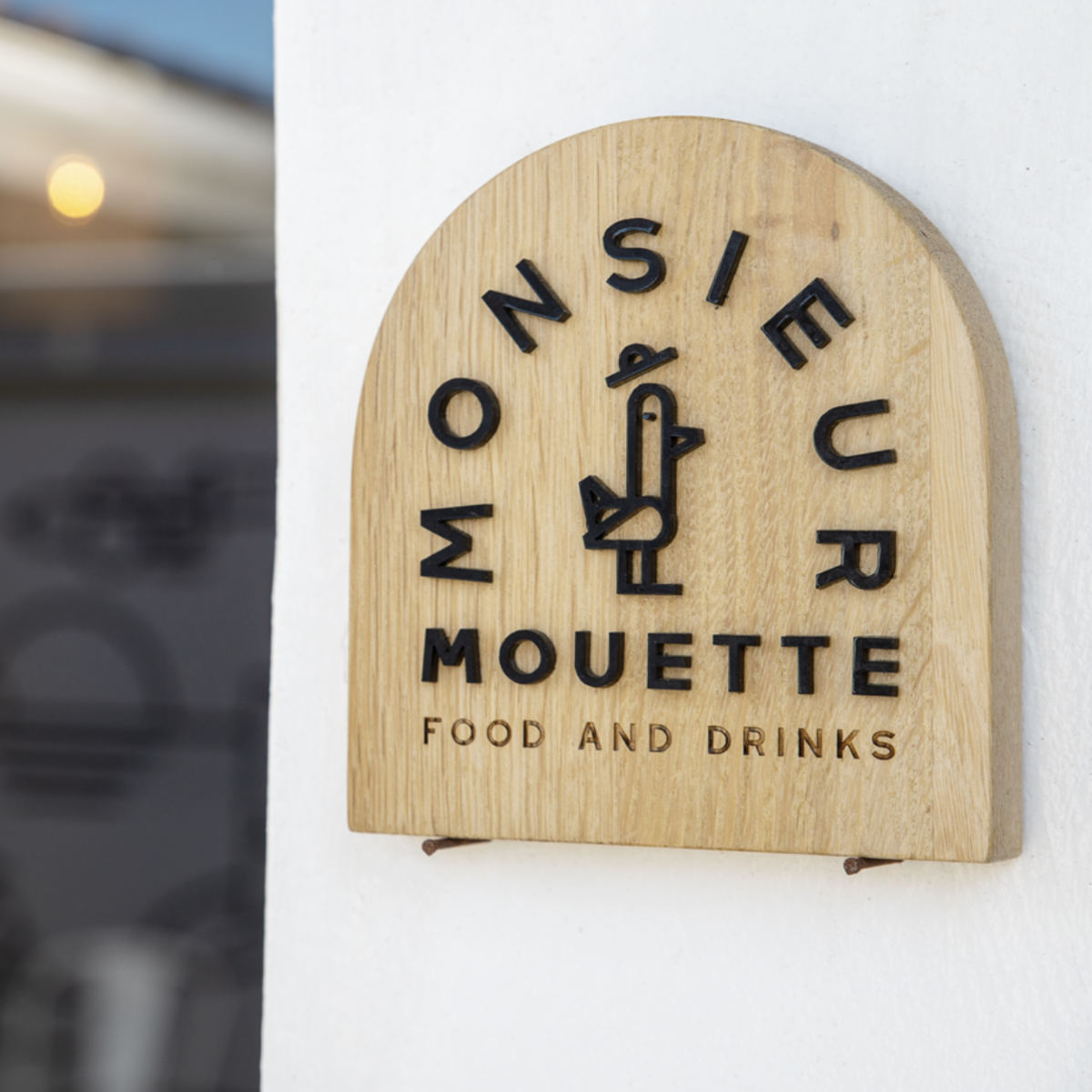 Les tables et les chaises du restaurant