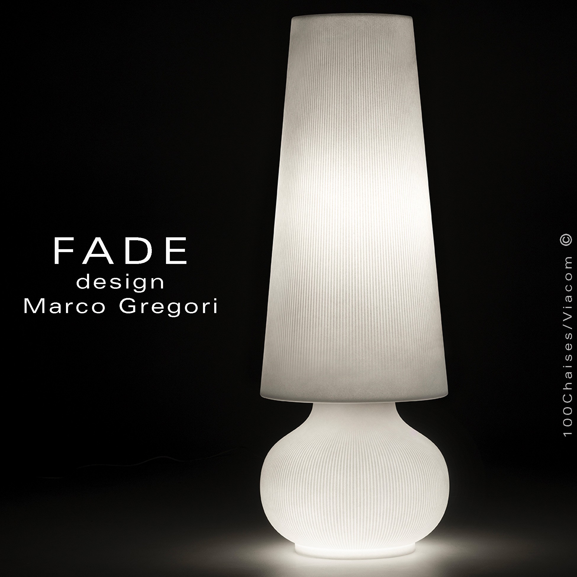 Maxi lampe lumineuse FADE, structure plastique nervurée, éclairage par LED,  avec platine de sol inox.