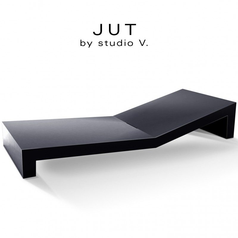 Bain De Soleil Ou Chaise Longue Design Jut Structure Et Assise Plastique Et Resine Couleur D Aspect Mat Bain De Soleil Ou Chaise Longue Design Jut Structure Et Assise Plastique Et Resine Couleur D Aspect Mat