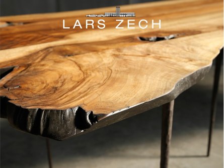 une table console Lars Zech et son plateau en bois de noyer massif