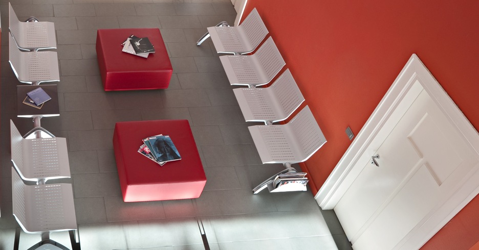 Chaises, fauteuils, poutres : du mobilier design pour votre salle d'attente !